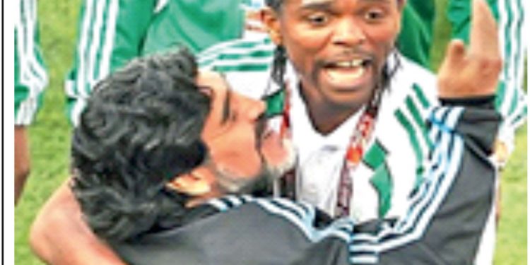 Kanu pays tribute to Argentine legend, Maradona