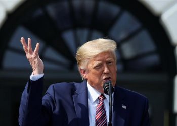 Trump bans US investment in Chinese firms that help military