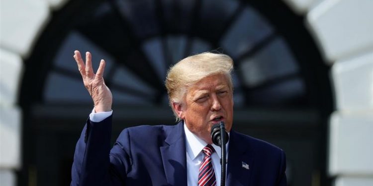 Trump bans US investment in Chinese firms that help military