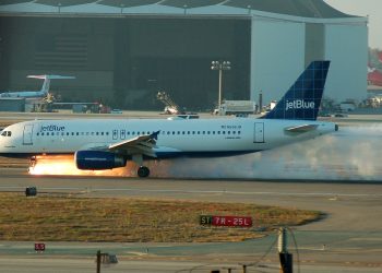 Plane makes emergency landing on US highway