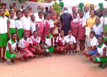 Ugwuanyi’s appointee gives scholarship to 35 indigent students in Enugu community