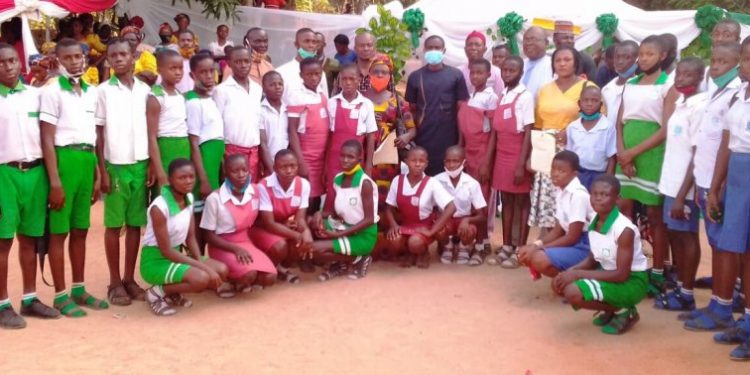 Ugwuanyi’s appointee gives scholarship to 35 indigent students in Enugu community