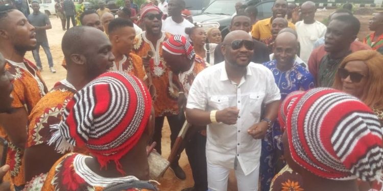 The publisher of News Echo and News Insider magazine, Chief Dr. Chimezie Kingsley doing it in the cultural way.