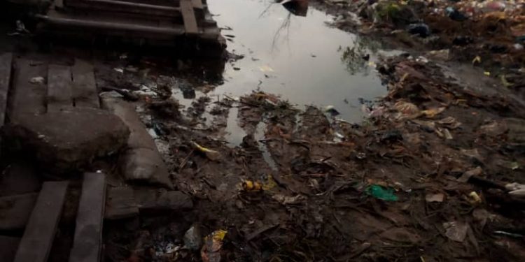 Eziukwu Market: Epidemic looms in Aba, as garbage heaps take over entrance…As experts charge govt to act fast