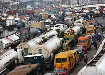 Checking the obstruction of articulated vehicles on roads