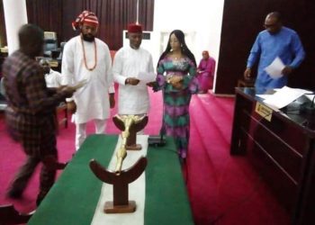 Amara Iwuanyanwu storms Imo Assembly with six lawmakers with government house security personnel to impeach the Speaker!!