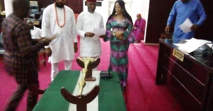 Amara Iwuanyanwu storms Imo Assembly with six lawmakers with government house security personnel to impeach the Speaker!!