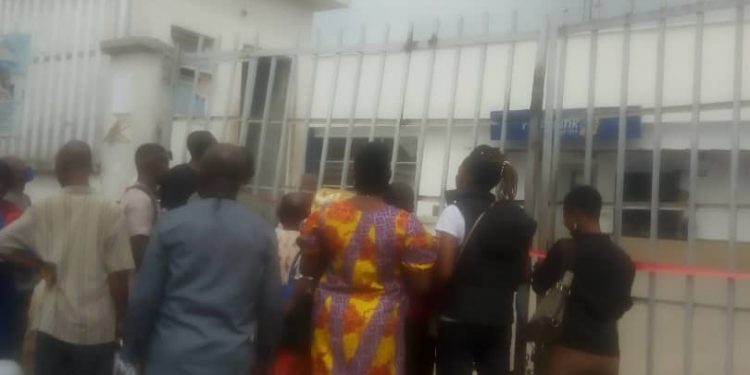 Unpaid Tax:  Anguish for customers, as Ecobank, Fidelity banks closed for 10 days  … First bank reopens after one week