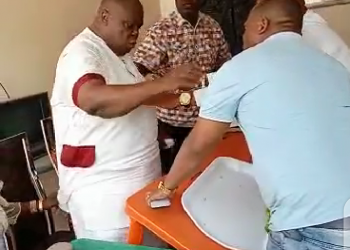 Behold a lawmaker, former Speaker, Mr. Chiji Collins. His people have rejected him., the people of Mbano. What a shame!!! (VIDEO)