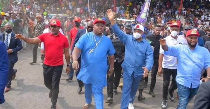 Uzodimma’s Aide gifts 2700 phones to youths