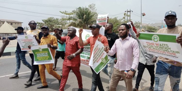 ASUU Strike: EBSU students protest, barricade major roads in Abakaliki