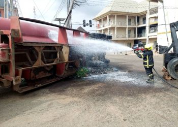 Fallen petrol tanker: Fire outbreak averted in Owerri