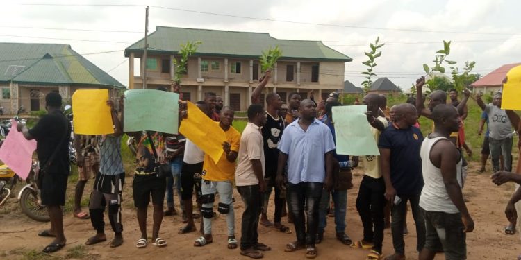 Anambra: Isuaniocha youths protest over illegal arrest by security operatives