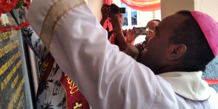 Owerri Archbishop lauds Holy Ghost College Set 91 for constructing ultra modern kitchen