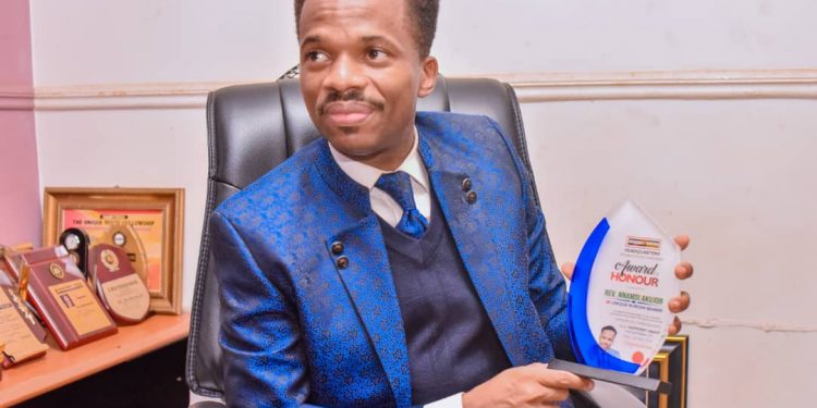 Clergy urges Christians to live Godly life, dedicates ‘Unique Burden Bearer’ award to humanity