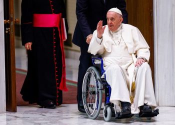 Knee pain flare-up: Pope uses wheelchair in public