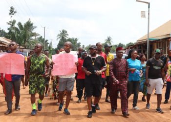 Anambra lawmaker leads protest to bring govt attention on bad roads