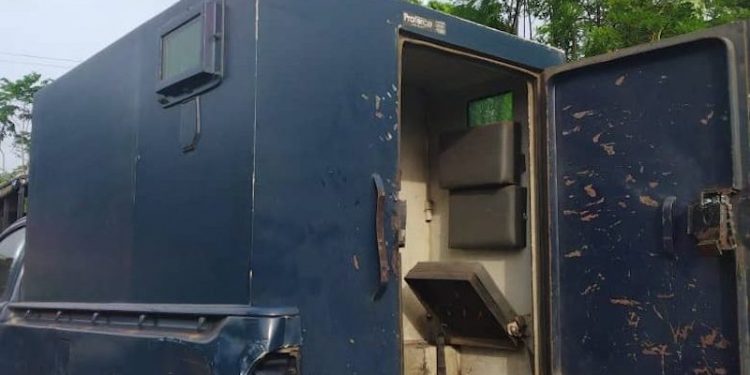 Bank staffs, armed robber die in Abia as hoodlums attack billion van, steal cash