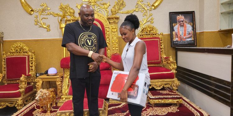 Ebubemba Ikeduru empowers youths, women of Umueziogwu Uzoagba with sewing machines, money, others