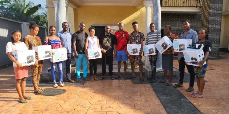 Ebubemba Ikeduru empowers youths, women of Umueziogwu Uzoagba with sewing machines, money, others