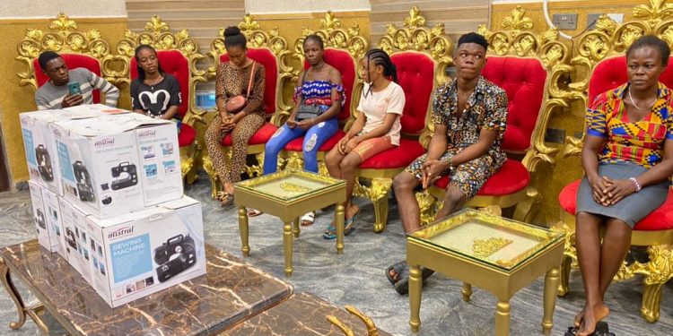 Ebubemba Ikeduru empowers youths, women of Umueziogwu Uzoagba with sewing machines, money, others