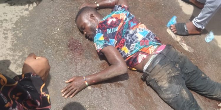 Alleged cellphone robber beaten to pulp in Owerri