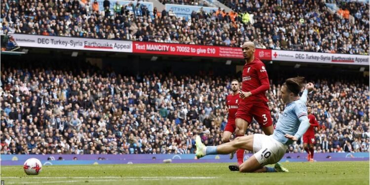 Man City thump Liverpool to keep pressure on Arsenal