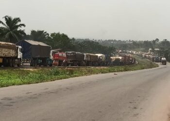 Tanker, trailer drivers block Enugu-PH road as security man shoot driver, conductor