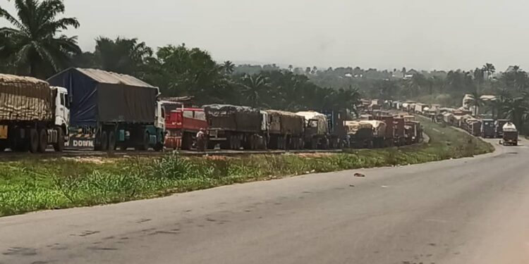 Tanker, trailer drivers block Enugu-PH road as security man shoot driver, conductor