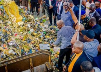 Governor Otti defies rain, supervises clearing of refuses In Aba