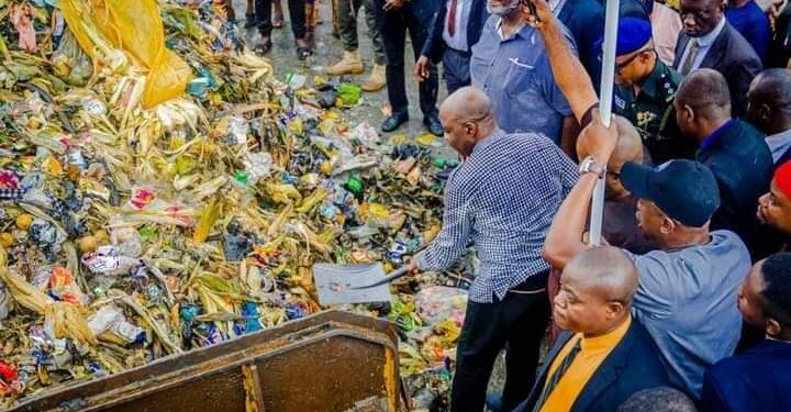 Governor Otti defies rain, supervises clearing of refuses In Aba