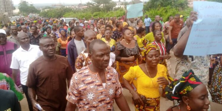 Isuaniocha indigenes storm Anambra Govt House, reject Igwe Ngini
