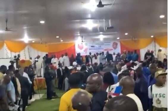 ‘No Light’: Imo State University students make disagreeing chants at boo Uzodimma