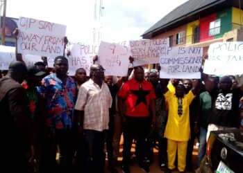 Over 200 protest over alleged attempts by Anambra police to occupy their lands