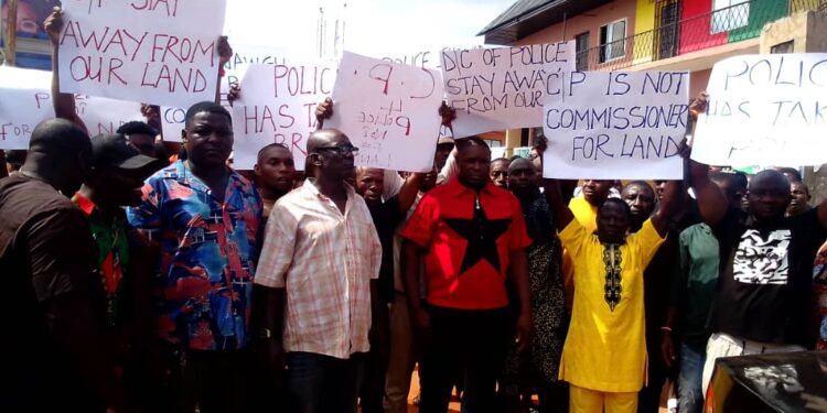 Over 200 protest over alleged attempts by Anambra police to occupy their lands