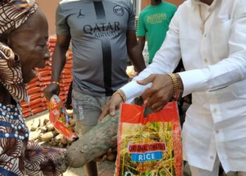 Yuletide charity; Prince Ndigwe gifts palliatives to widows in Anambra