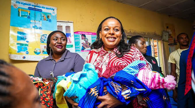 Anambra First Lady celebrates with 2 mothers who delivered quadruplet, triplet